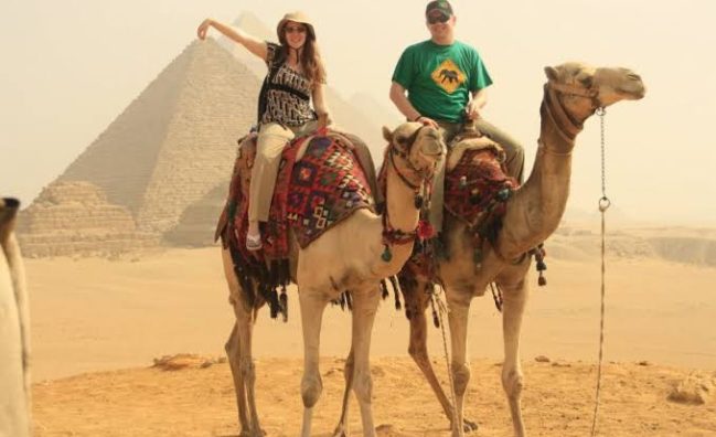 Camel ride tour Giza Pyramids: Classic private desert experience with a local guide